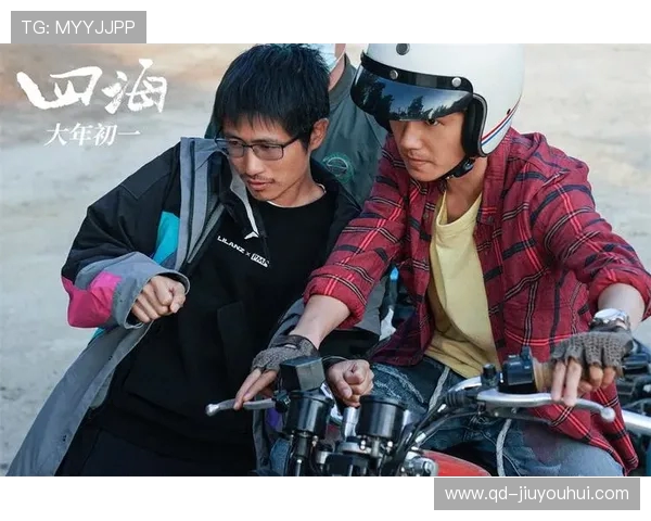 尹正与好友踢足球展现运动魅力 友情与竞技碰撞精彩瞬间